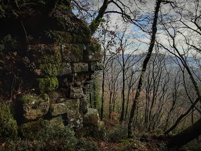La necropoli del Maschio d’Ariano e il Castello: tra tombe ruderi storia e leggenda.