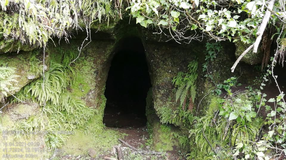 La necropoli del Maschio d’Ariano e il Castello: tra tombe ruderi storia e leggenda.